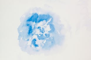 Abstraktes Kunstwerk, das mit verschiedenen Blautönen anhand von Aquarellfarben gemalt wurde.