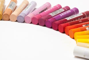 Foto: Stefan Schweihofer (Pixabay) Pastellkreiden in warmen Farbtönen liegen auf einem Tisch