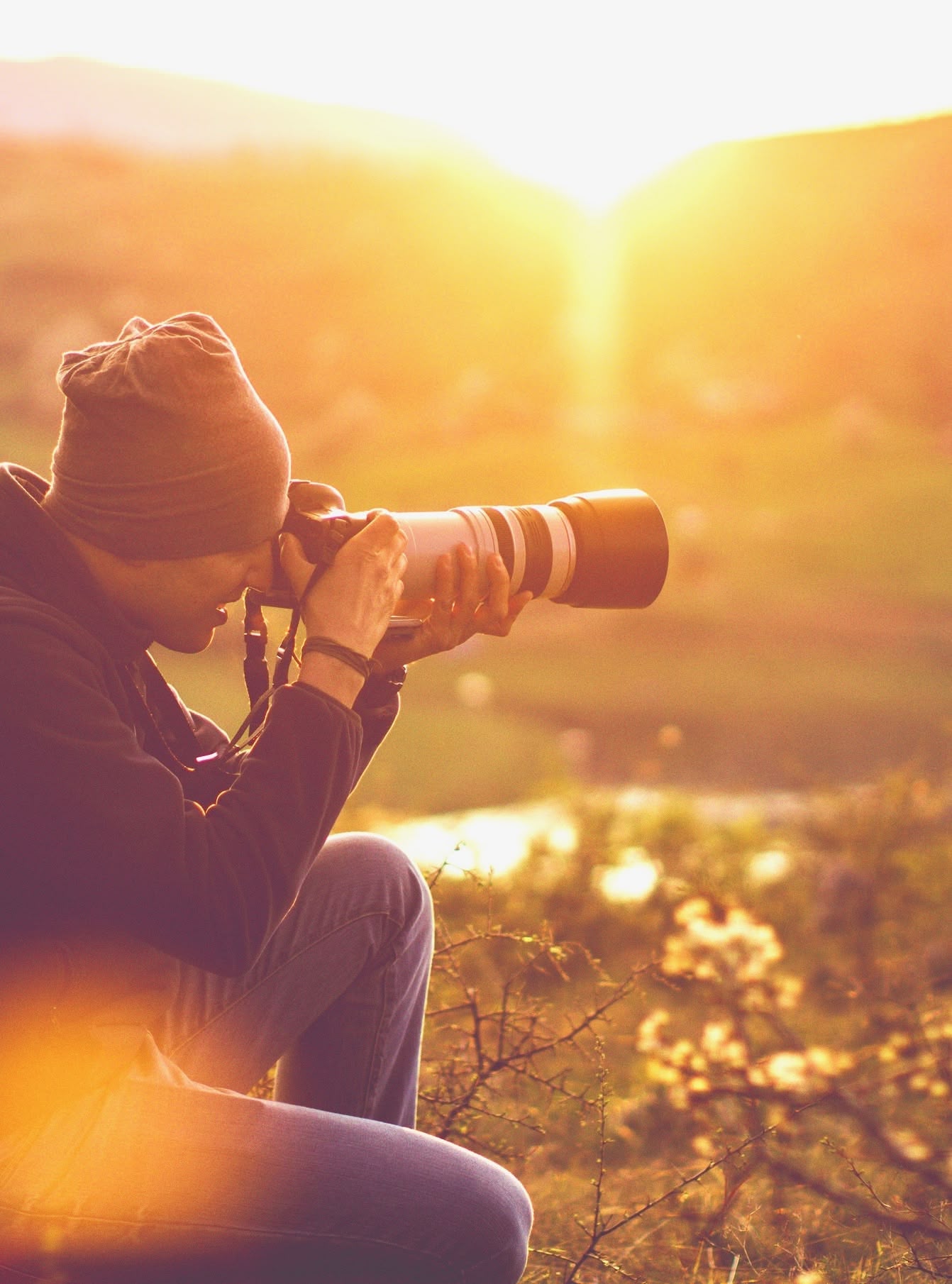 Ein Fotograf in den Bergen bei Sonnenuntergang