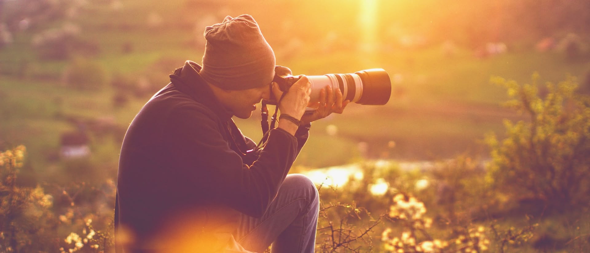 Ein Fotograf in den Bergen bei Sonnenuntergang