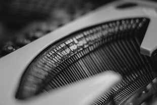 Schwarz-Weiß Fotografie eines Tilt-Shift Objektivs.