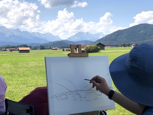 Malen lernen mit Thomas Beecht Foto: Thomas Beecht Berge werden mit einem Kohlestift auf eine Leinwand skizziert.