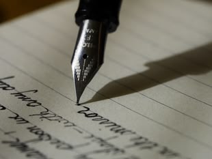 Creative Writing, kreatives Schreiben, Kreativurlaub, Kreativreise, kreative Auszeit, Foto: Pixabay Nahaufnahme einer Füllerspitze, die etwas auf ein Blatt Papier schreibt