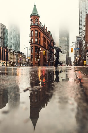 Fotografieren bei schlechtem Wetter lernen im Fotokurs. Foto: Matthew Henry/Unsplash. Szene aus einer Straße, die sich auf nassem Asphalt spiegelt.