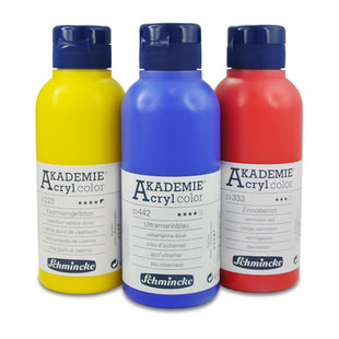 Acryl malen lernen Malkurs Tipps, Acrylfarben, Foto: Schmincke Darstellung, die drei Acryl Farbflaschen von Schmincke nebeneinander darstellt.