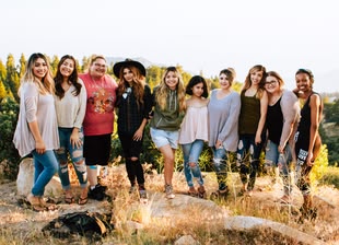 Auf dem Foto wird eine Gruppe von jungen Frauen abgebildet.