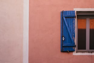 Architektur im Detail fotografieren lernen im Fotokurs oder Workshop. Foto: Joris Berthelot/Unsplash. Fotografie eines Fensters an einer Hauswand.