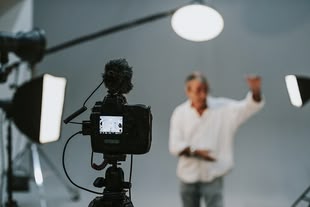 Eine Person wird in einem Studio abgelichtet.