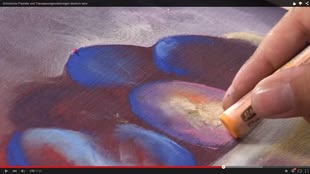 Malen und Zeichnen Lernen Pastell Werk: Schmincke Screenshot aus dem unten angegebenen Youtube Video von Schmincke. Mit einem Softpastell der Firma Schmincke wird eine Pflaume eingefärbt.