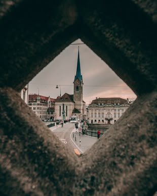 Architektur fotografieren lernen im Fotokurs oder Fotoworkshop. Foto: Jordan Pulmano/Unsplash. Blick auf eine Brücke in einer Stadt.