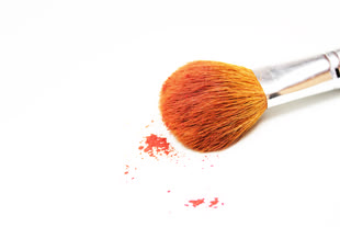 Fotografieren lernen im Fotokurs oder Fotoworkshop. Foto: "Makeup Brush on White Background" by Matt Trostle (CC BY 2.0 - https://creativecommons.org/licenses/by/2.0/). Ein Pinsel mit roter Farbe liegt auf einem weißen Untergrund.