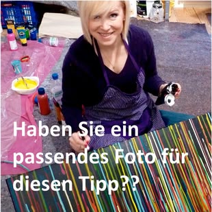 Frau kniet auf dem Boden und malt auf einer Leinwand. Unter ihr ist ein Schriftzug: Haben Sie ein passendes Foto für diesen Tipp?