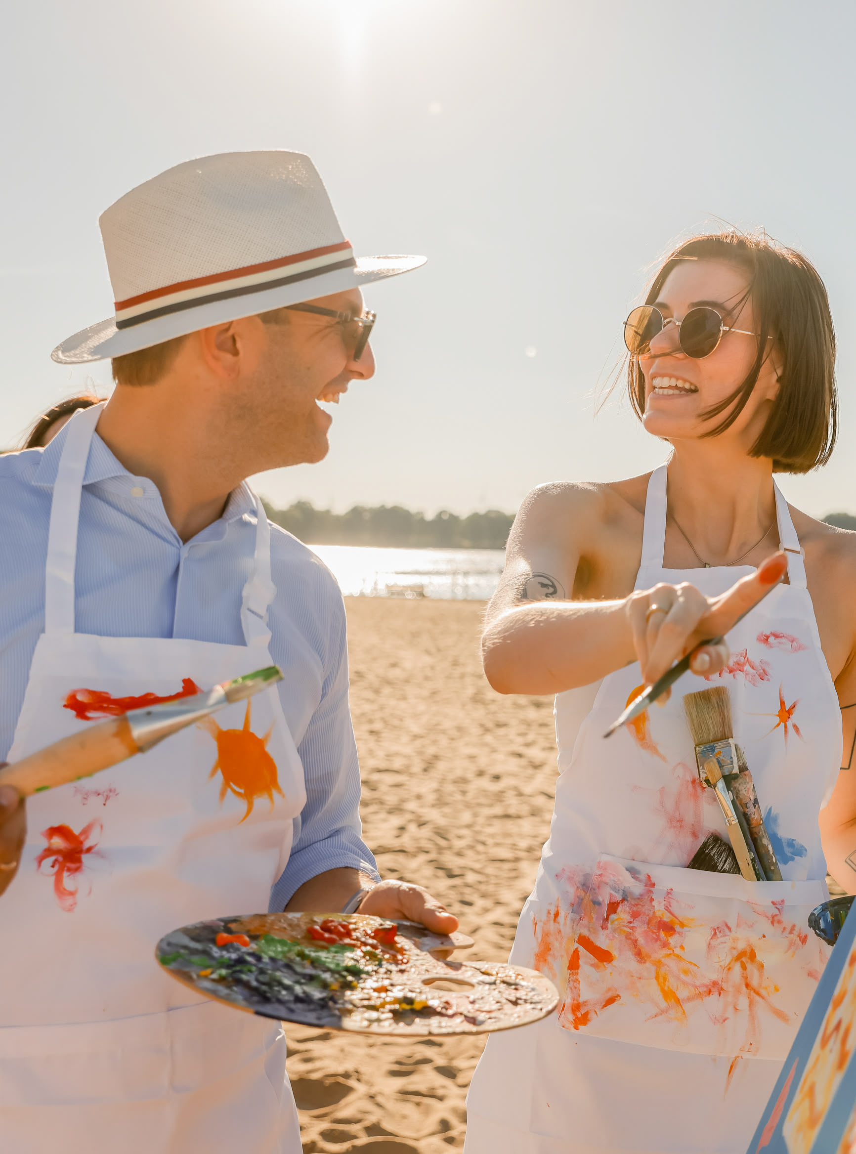 Tom und Jara von artistravel beim Malen am Strand