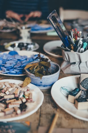 Stempel selber machen. Malen lernen / Zeichnen Lernen / Basteln lernen. Foto: Annie Spratt / Unsplash Nahaufnahme von Mal- und Bastelutensilien