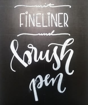 Weiße Kalligraphie-Schrift auf schwarzem Untergrund