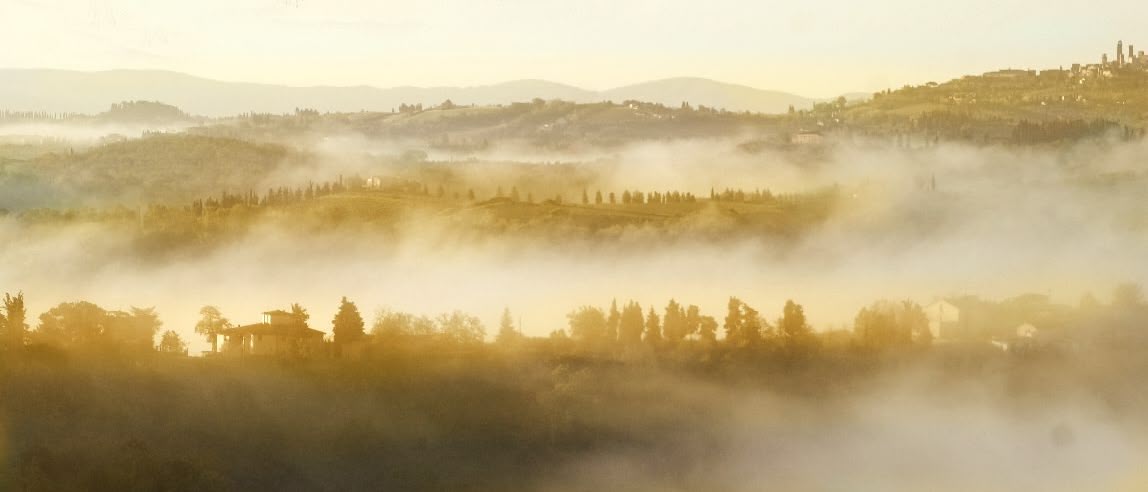 Eine nebelige Berglandschaft