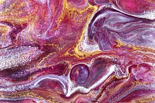 Abstraktes Gemälde in den Farben pink, lila und gold.