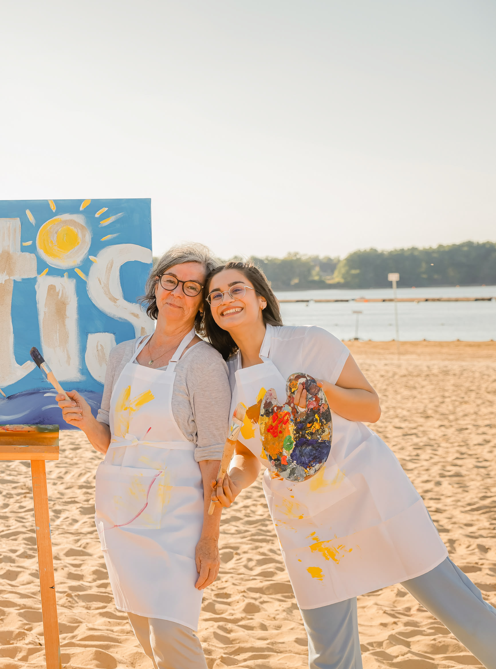 Marion, Steffi, Ilka und Dalya aus dem artistravel-Team am Strand mit Leinwand