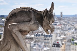 Fotografieren lernen im Fotokurs: Reisefotografie. Foto: sollrox/Pixabay License. Nahaufnahme einer Statue. Im Hintergrund sind mehrere Gebäude zu erkennen.