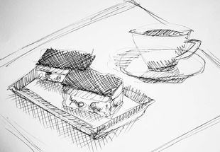 zeichnen lernen - Werk: artistravel Skizze eines Tisches, auf dem eine Tasse und ein Teller mit Kuchen stehen.