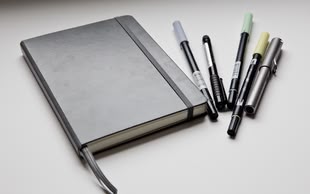 Bullet Journaling, Bullet Journal, Sketchnotes, Sketchbook, Malen lernen, Malkurse, Zeichnen lernen, Zeichenkurs, Kreativurlaub, Malreise, Foto: Pixabay Notizbuch und verschiedene Stifte
