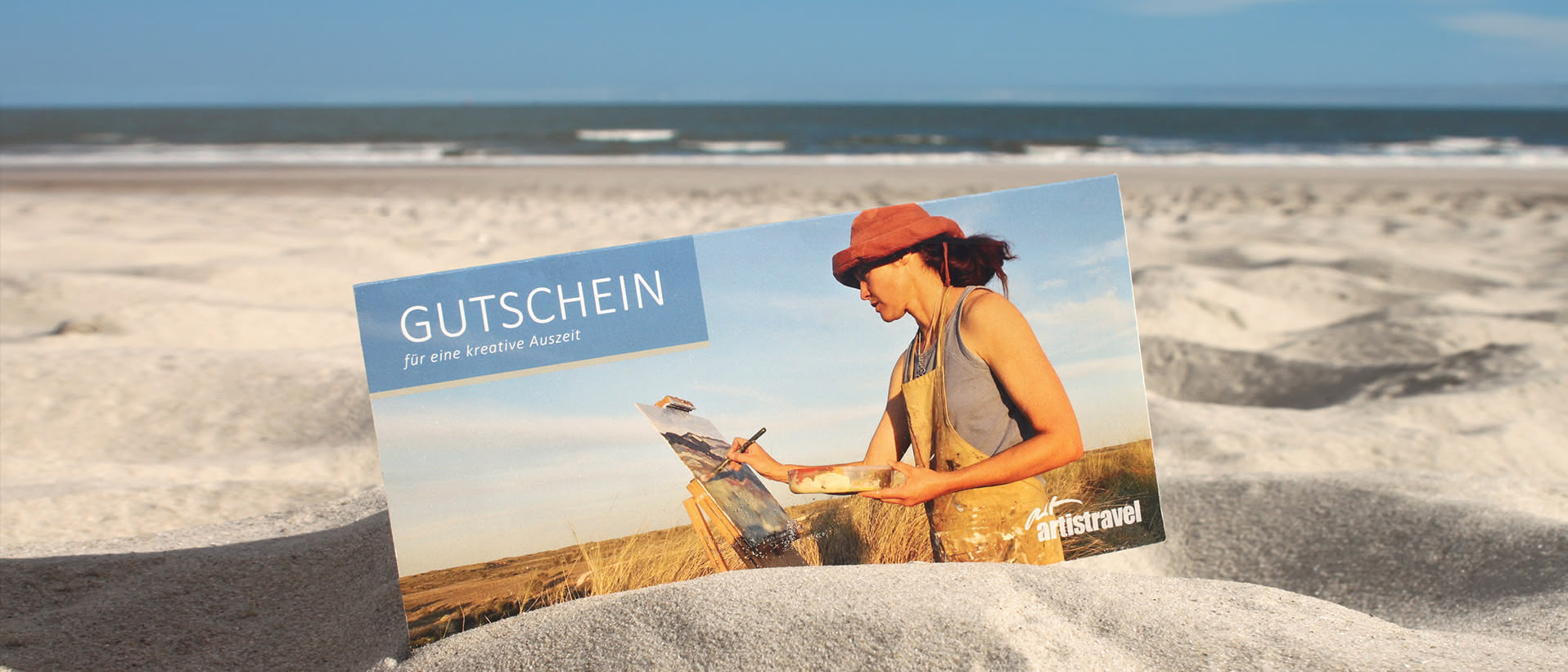 Foto von artistravel Malreise Gutschein am Strand mit Meer im Hintergrund