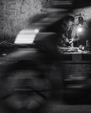 Fotografieren lernen im Fotokurs. Foto: Timang Bintang/Unsplash. Eine Schwarzweißfotografie eines Arbeiters an einer Straße.