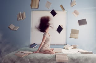 Creative Writing / Kreatives Schreiben - schreiben lernen / malen lernen. Foto: Lacie Slezak / Unsplash Eine Frau sitzt auf einem Bett, um sie herum fliegen Bücher