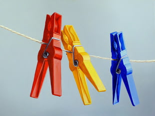 Acrylmalerei von Elena Romazin in Form von einem Stilleben, in dem drei Wäscheklammern präsentiert werden.