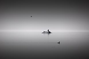 Schwarz-weiß fotografieren lernen im Fotokurs oder Fotoworkshop. Foto: Ioannis Ioannidis/Pixabay License. Eine Schwarzweiß-Fotografie eines kleinen Bootes auf dem Meer.