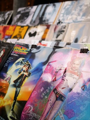 Schreiben lernen - Creative Writing/Kreatives Schreiben ; Science Fiction. Foto:Romain MATHON/Unsplash Science Fiction-Magazine in einem Verkaufsregal