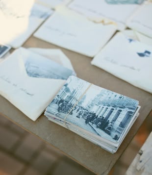 Keine Scheu vor vielen Fotos! Fotografieren lernen im Fotokurs. Foto: Elena Ferrer/Unsplash. Auf einer Oberfläche liegen kleine Stabel aus Postkarten und Briefumschlägen.