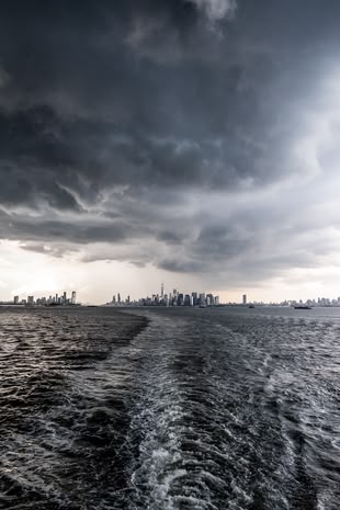 In der Fotografie wird ein Gewässer vor einer Skyline dargestellt.