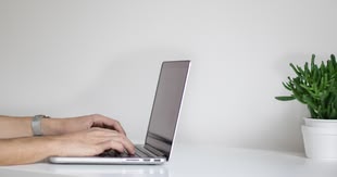 Kratives Schreiben, Creative Writing, Kreativurlaub, Kreativreise, kreative Auszeit, Foto: Pixabay Seitenansicht von 2 Händen, die auf der Tastatur eines Laptops liegen