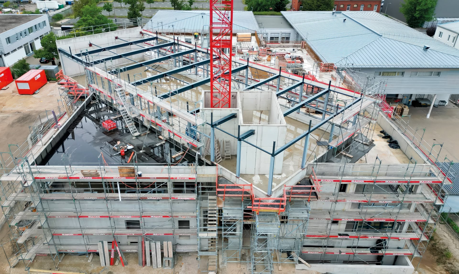 Foto von einem größeren Gebäude im Bauzustand
