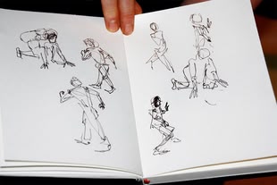 zeichnen lernen - Werk: Felix Scheinberger In einem Skizzenbuch wurden Personen in verschiedenen Haltungen skizziert.