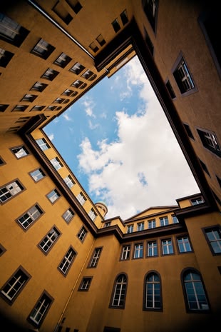 Architektur fotografieren lernen im Fotokurs oder Fotoworkshop. Foto: Jan Romero/Unsplash. Fotografie repräsentiert einen Blick in den Himmel inmitten eines Gebäudes.