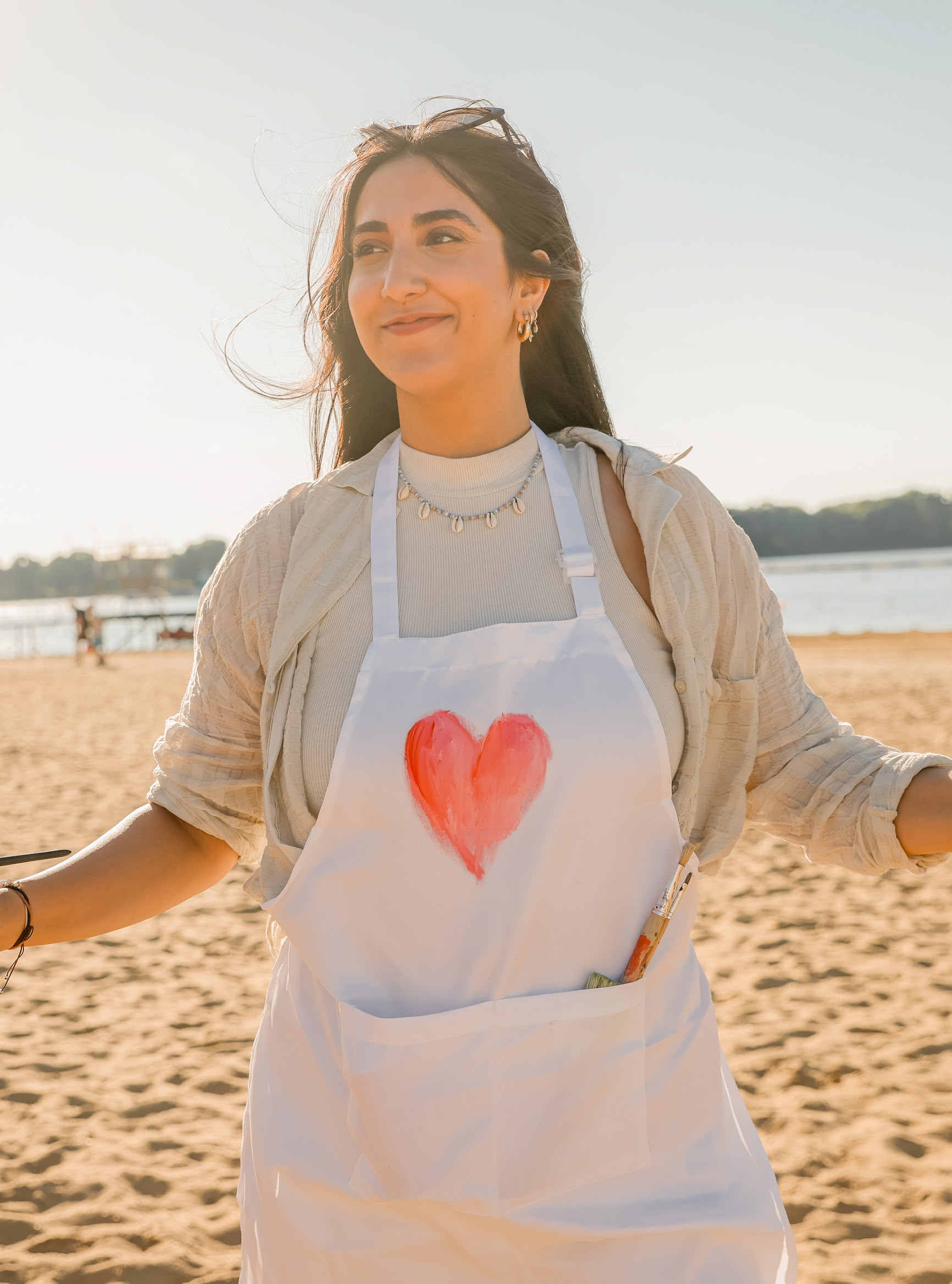 Tessa von artistravel am Strand mit Pinsel und Palette