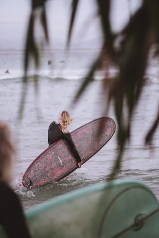 Vordergrund macht Bild gesund. Grundlagen der Bildgestaltung lernen im Fotokurs. Foto: Brad Halcrow/Unsplash. Auf der Fotografie ist ein Surfer im Wasser stehend zu erkennen.