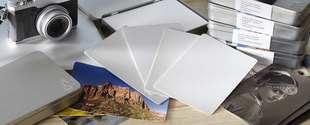 Malen und Zeichnen Lernen Papiere Foto: Hahnemühle Auf einer Oberfläche liegen mehrere Objekte. In der Mitte liegt Papier der Firma Hahnemühle.