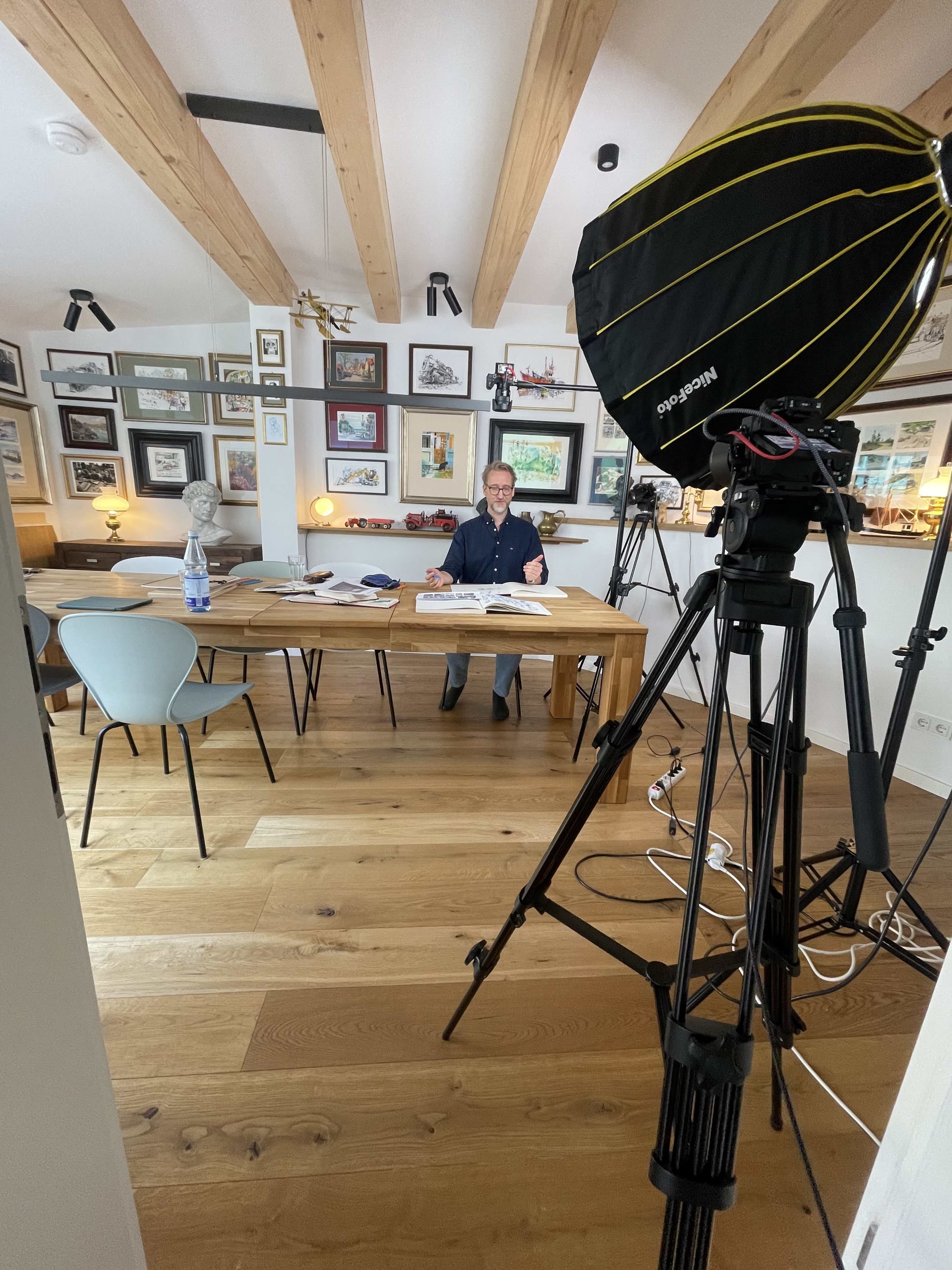 Perspektive von hinter Kamera bzw. hinter den Kulissen bei einem YouTube-Dreh mit Sketching-Dozent Jan Philipp Schwarz.