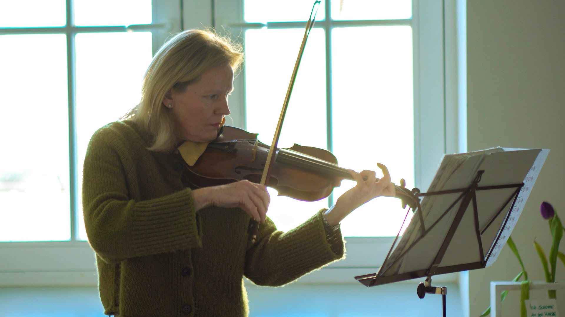Eine Frau (Dozentin Angela Sommerhoff) spielt Violine.