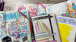 Bullet Journal Technik, Bullet Journaling, Malen lernen, Zeichnen lernen, Malkurse, Zeichenkurse, Kreativurlaub, Malreise, Werk: Dachma bunt gestaltete Notizbücher liegen nebeneinander