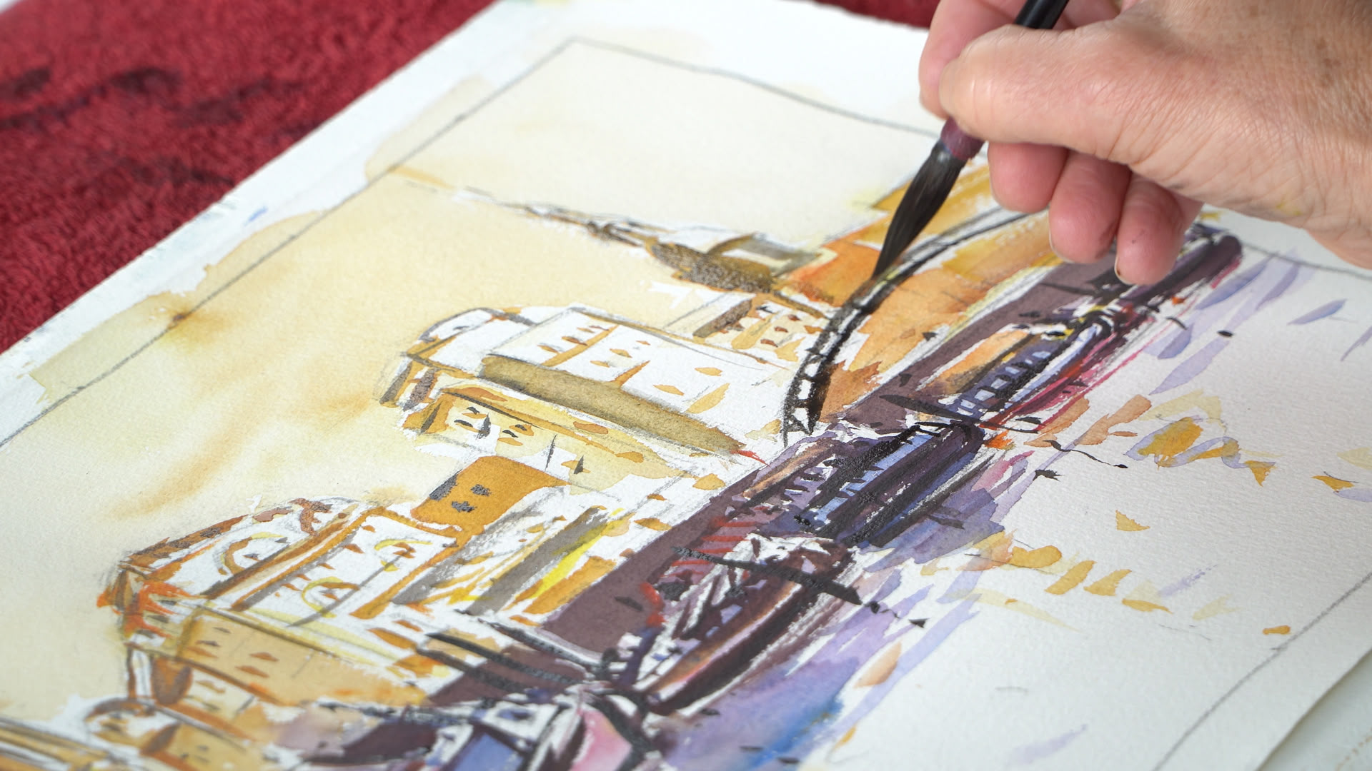 Eine Hand mit einem Pinsel mal einen Aquarell-Sketch einer urbanen Skyline.