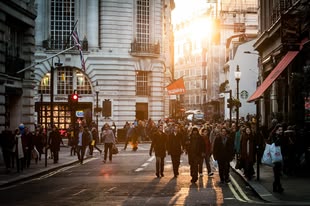 Fotografieren lernen im Fotokurs: Tipps zur Reisefotografie. Foto: Free-Photo/Pixabay License. Die Fotografie zeigt eine befüllte Straße in einer Innenstadt.