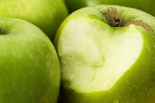 In der Fotografie werden grüne Apfel von Nahem dargestellt.