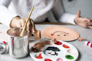 In eine Frabmischpalette wird Farbe gegeben