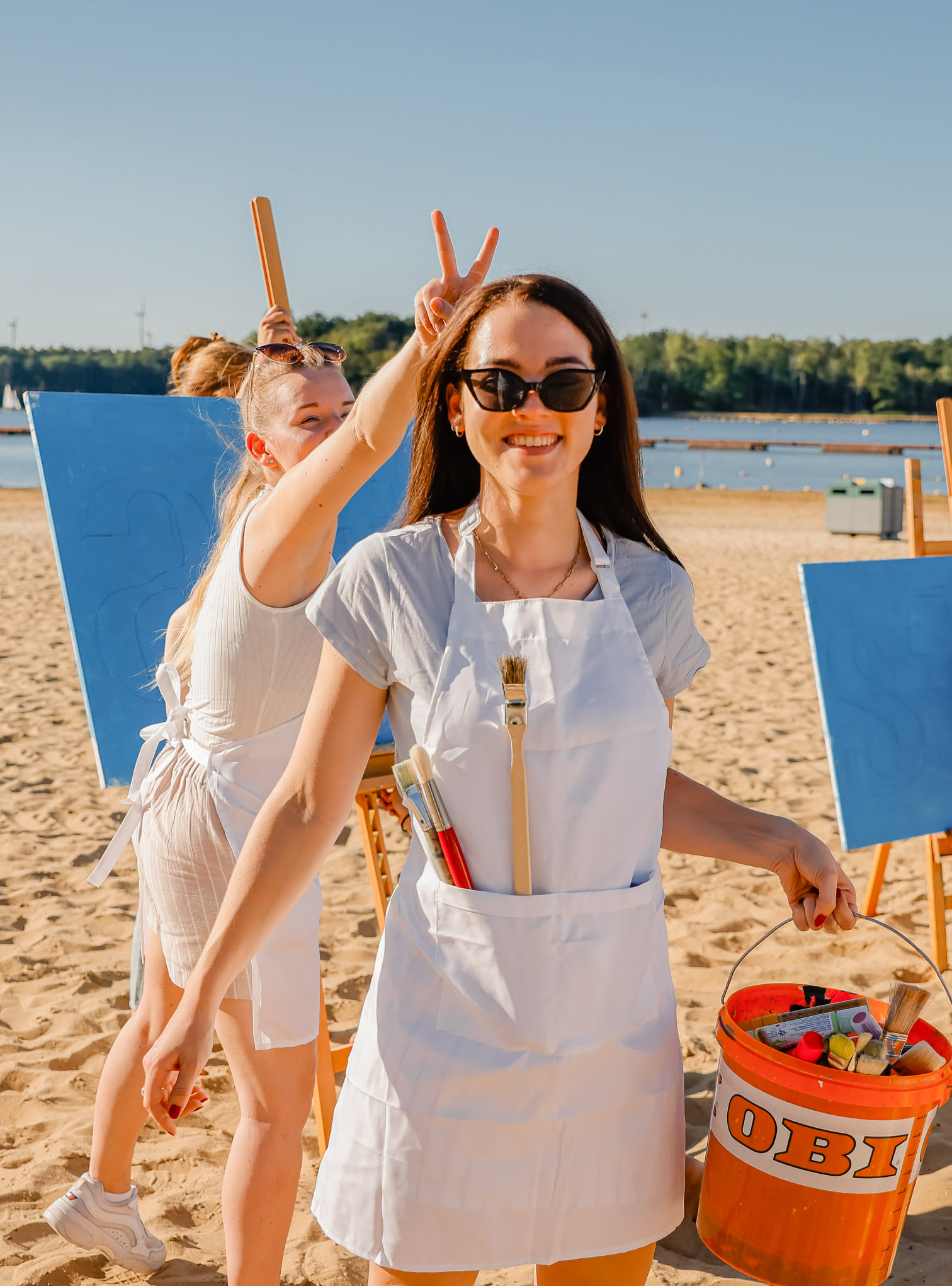 Justine und Lara von artistravel haben Spaß beim Malen am Strand