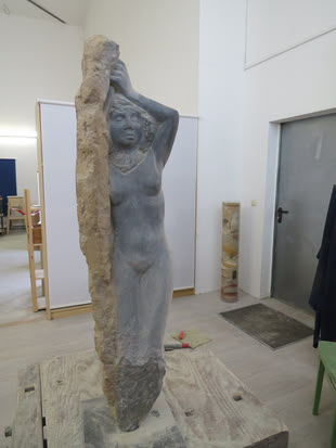 Skulptur Werk: Annette Bußfeld Acrylmalerei eines Waldweges von Claus Rabba.