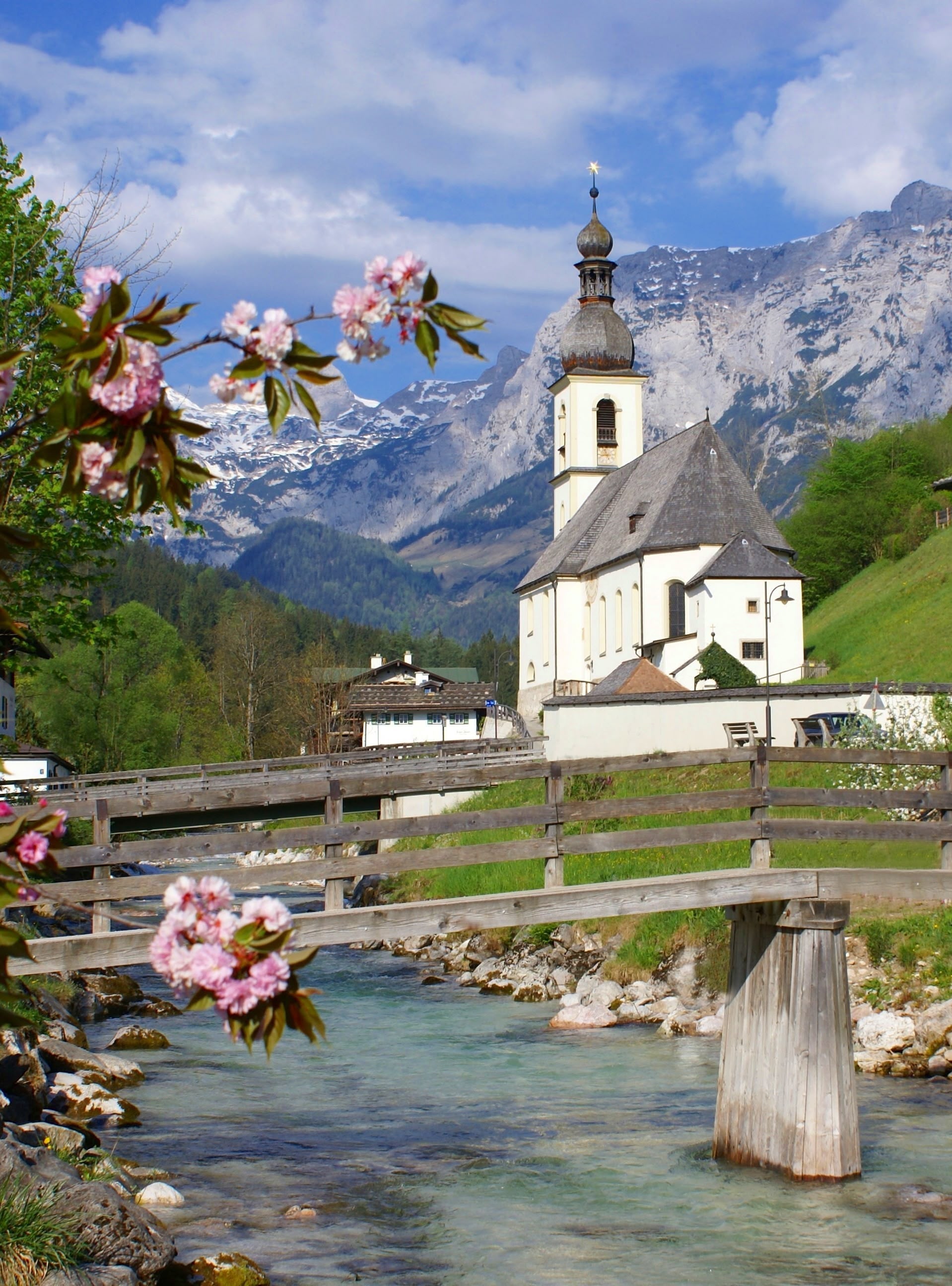 Die Ramsauer Kirche St. Sebastian im Berchtesgadener Land vor idyllischer Alpenkulisse